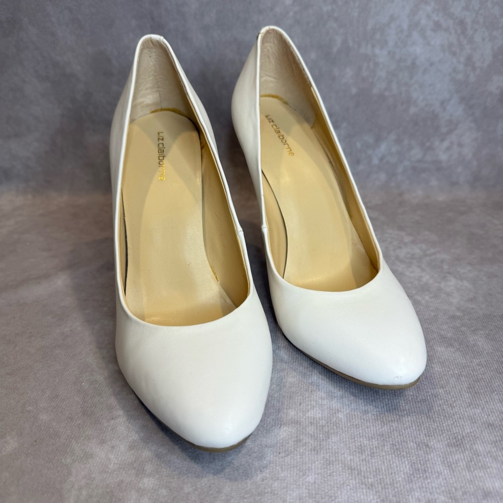 LIZ CLAIBORNE WHITE PUMPS SHOES / HEELS SIZE 6 M